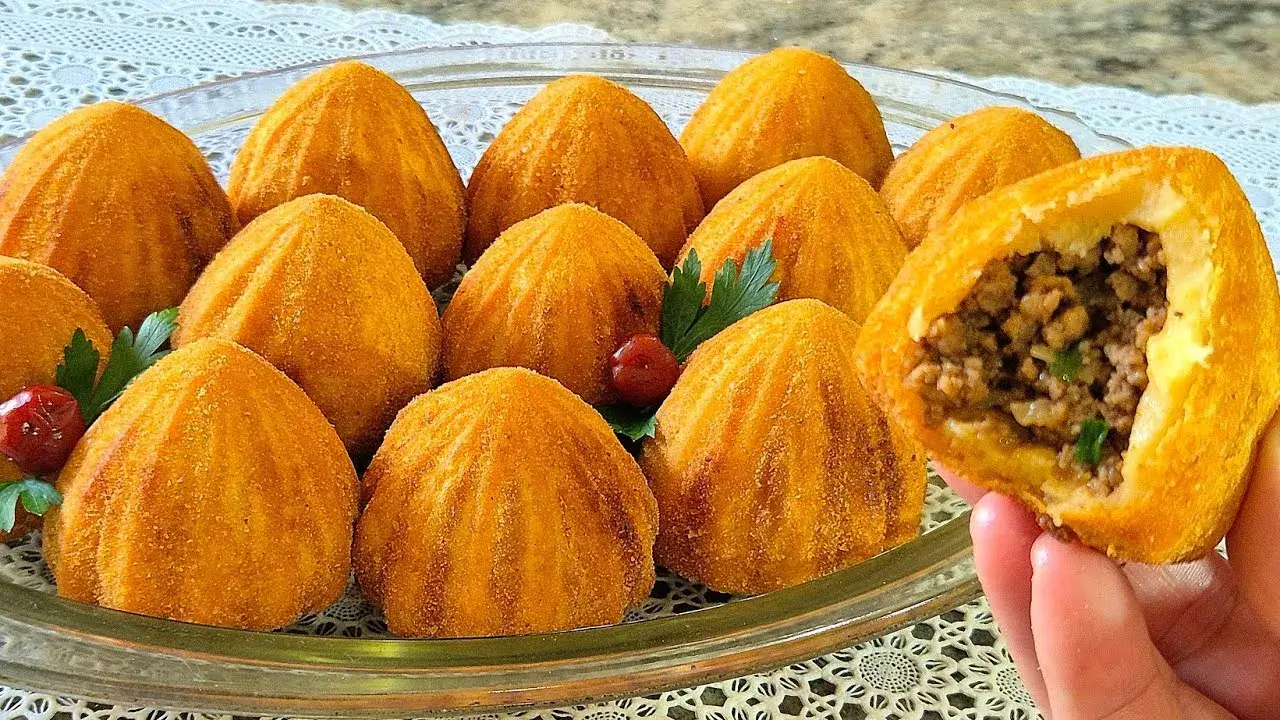 O salgado frito é um clássico das lanchonetes e festas, com massa crocante por fora...
