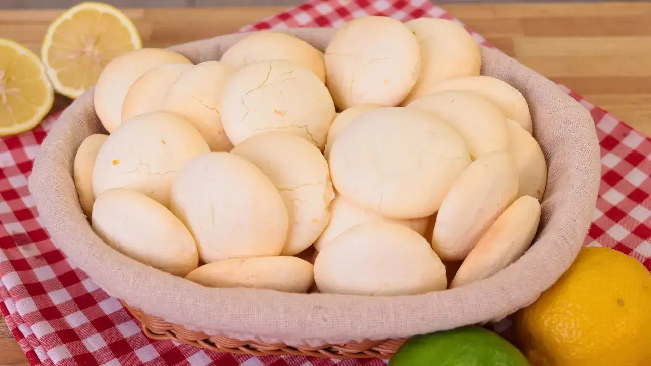 Sequilho de leite condensado com limão é uma bolachinha delicada, crocante por fora e macia...