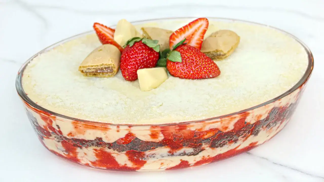 A sobremesa gelada de Ninho com morango é uma das combinações mais amadas da confeitaria...