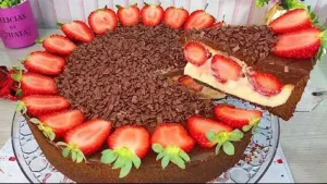 Torta bombom de morango fácil e cremosa que vai fazer sucesso nas festas