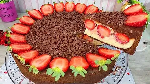 A torta bombom de morango é uma sobremesa deliciosa e muito prática, perfeita para servir...