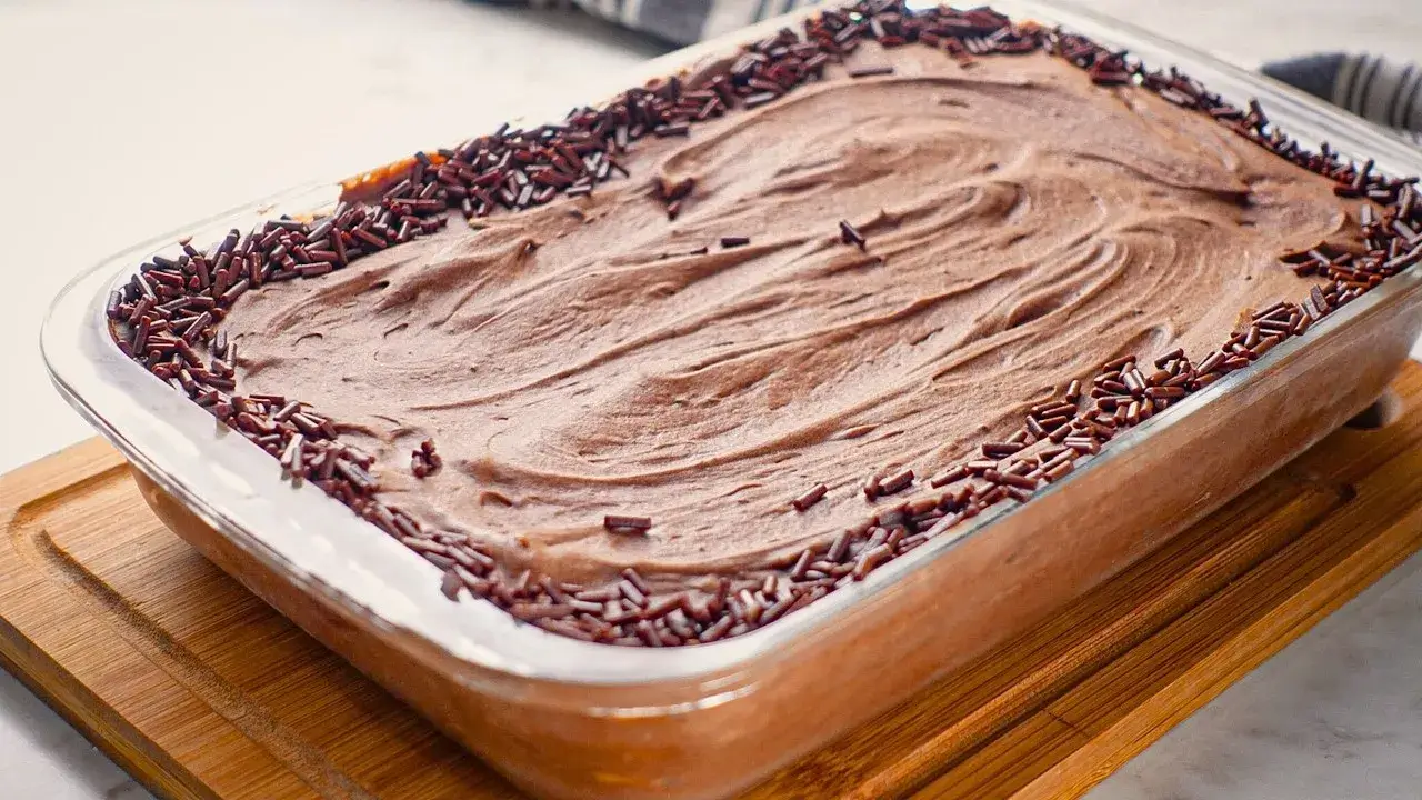 A torta de chocolate airada é uma sobremesa clássica que combina a leveza de um...