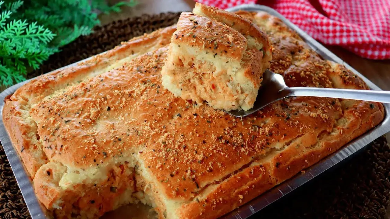 A torta de frango cremosa é uma ótima opção para variar o cardápio e deixar...