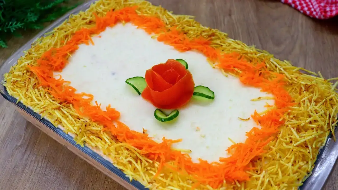 A torta de frango de travessa sem forno é perfeita para um lanche prático, refeições...