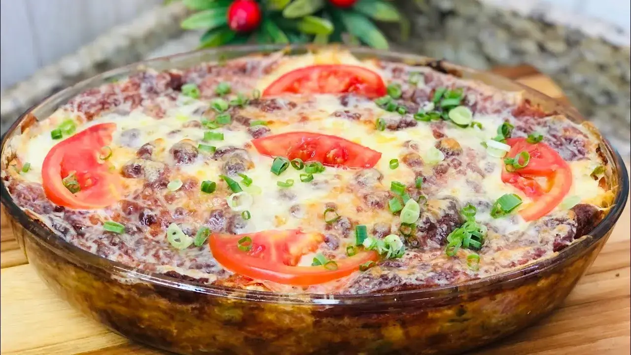 A torta de repolho cremosa é uma opção perfeita para o almoço ou jantar, com...