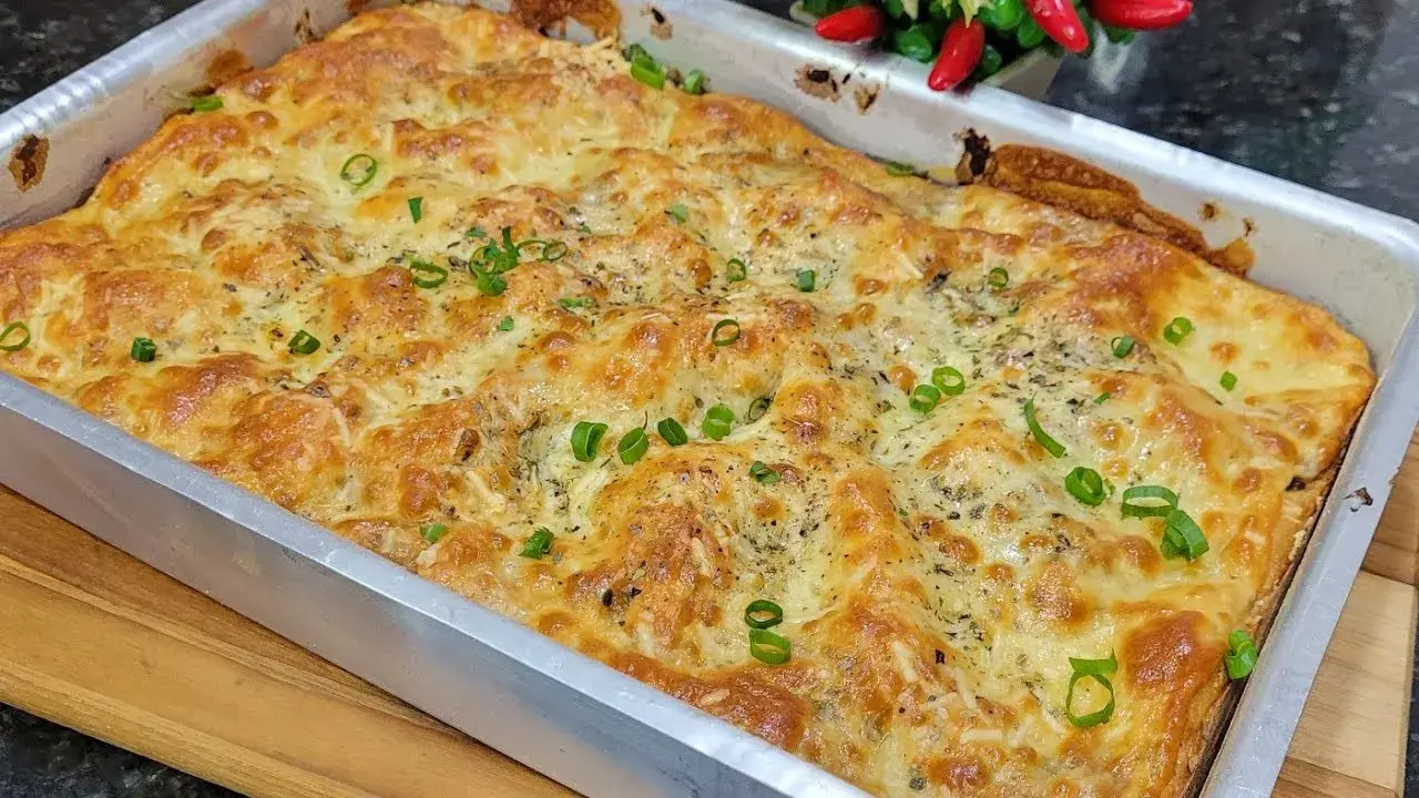 A torta de sardinha com massa de cerveja é uma receita caseira muito prática e...
