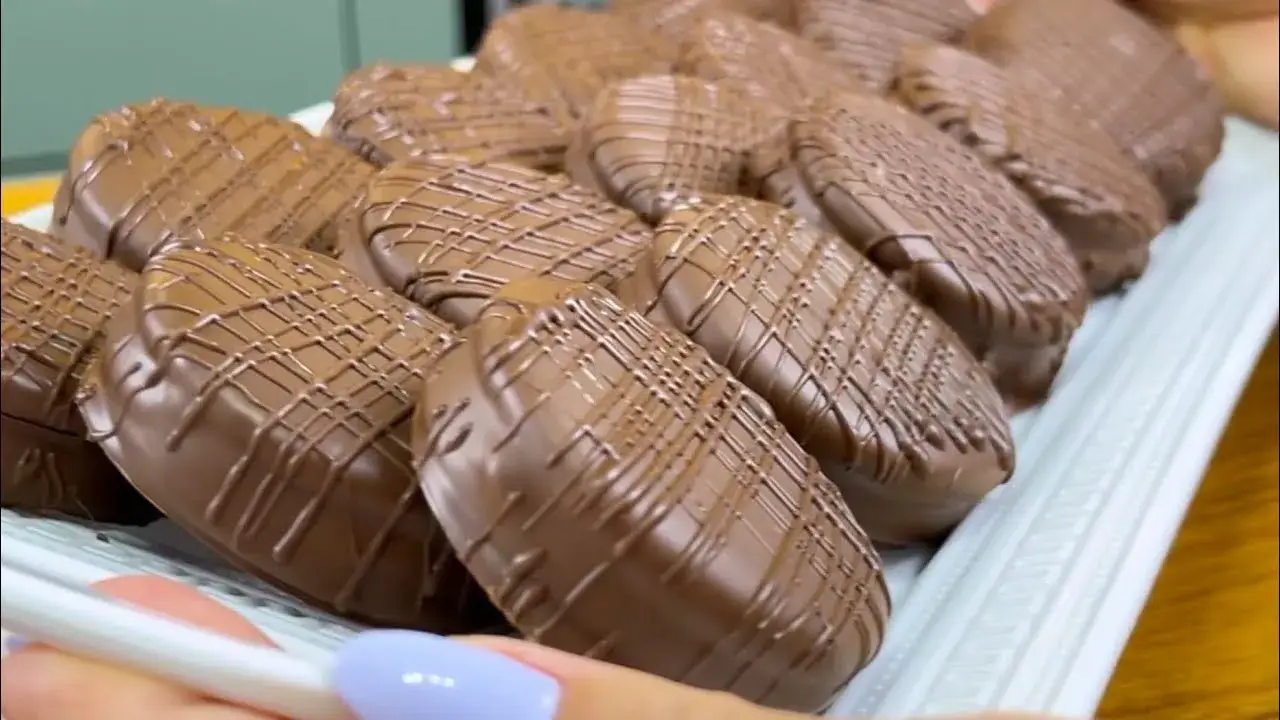 O alfajor caseiro é um doce rápido e prático, perfeito para lanches, sobremesas ou até...