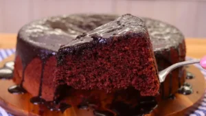 Bolo Chocolate Amanteigado com Cobertura, Fofinho e Fácil de Fazer