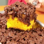 Bolo de Cenoura Crocante de Chocolate: A Receita Viral Que Vale a Pena Fazer