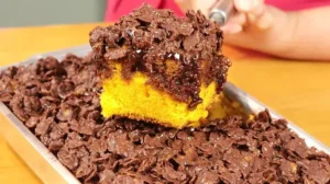 Este bolo de cenoura é perfeito para o café da tarde ou sobremesa. Ele combina...