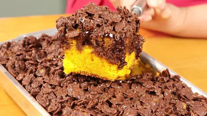 Bolo de Cenoura Crocante de Chocolate: A Receita Viral Que Vale a Pena Fazer
