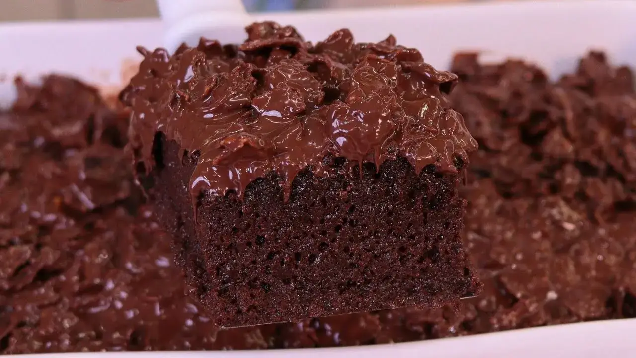 Bolo de Chocolate Crocante com Sucrilhos o Bolo Mais Gostoso do Momento