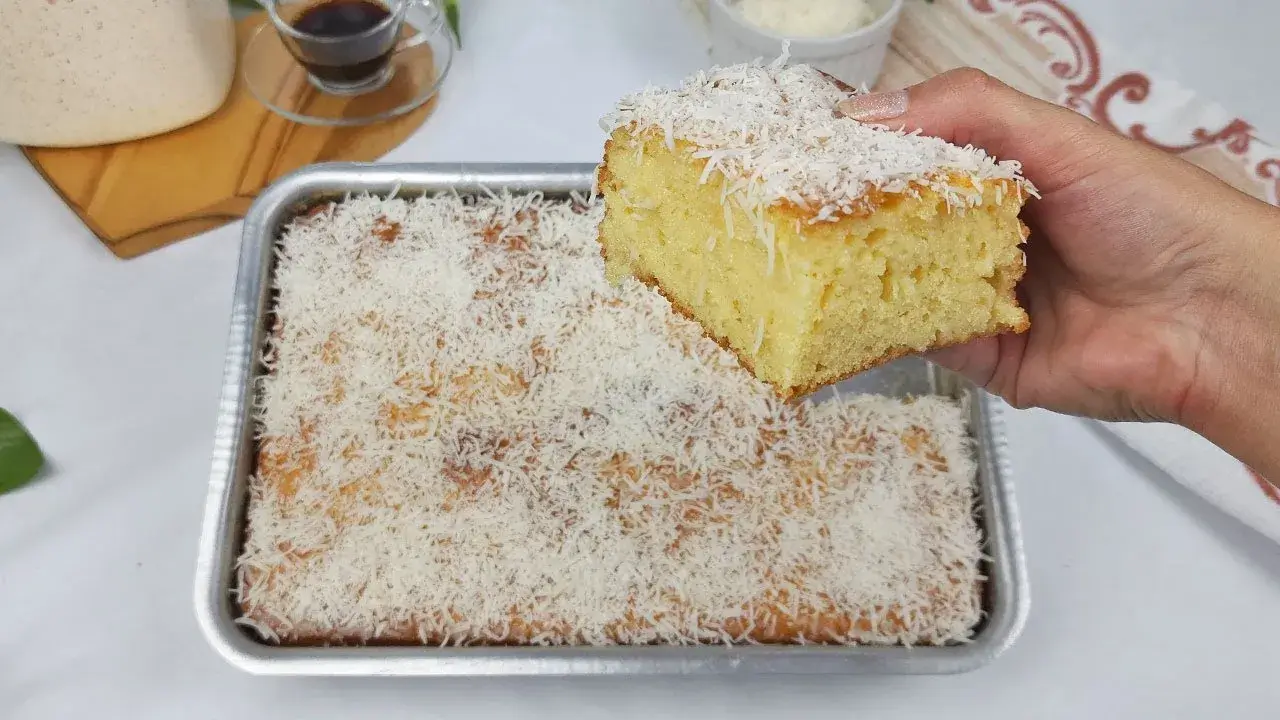 Bolo de abacaxi com coco fofinho que surpreende