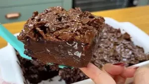 Bolo de chocolate com cobertura crocante que derrete na boca
