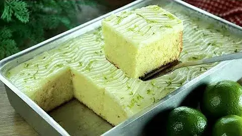 Bolo de limão gelado com cobertura que surpreende