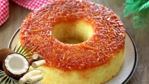 Bolo de mandioca com coco que surpreende no primeiro pedaço