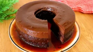 Bolo pudim de chocolate que surpreende pelo resultado