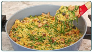 Farofa Natalina Tradicional com Bacon e Linguiça Fácil, Saborosa e Perfeita Para a Ceia