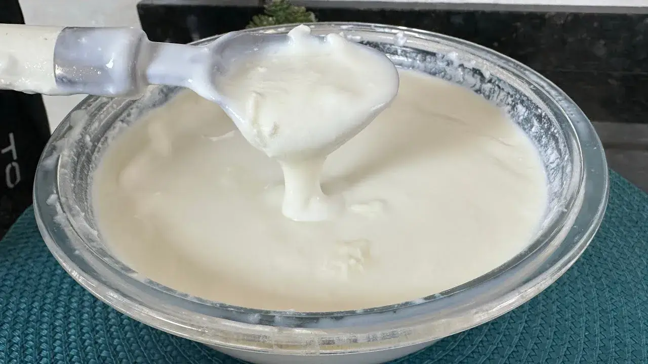 O iogurte caseiro é uma opção prática e saudável para o café da manhã ou...