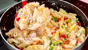 Macarrão com molho branco e queijo cremoso pronto em 20 minutos