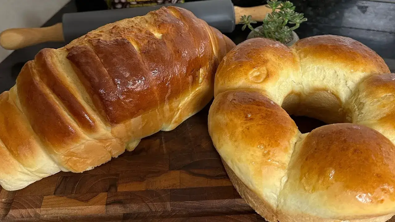 O pão brioche fofinho é uma daquelas receitas que todo mundo deveria aprender. Ele fica...