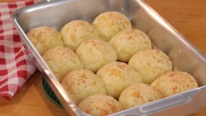 O pão de queijo é um clássico da culinária brasileira, perfeito para o café da...