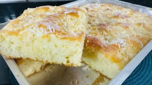 Pão de assadeira fofinho com coco e leite condensado: Receita fácil e deliciosa para o café