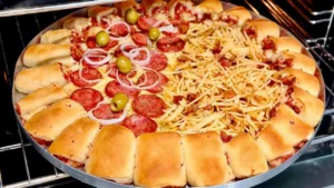 Pizza caseira fácil e deliciosa com massa fofinha e recheio caprichado