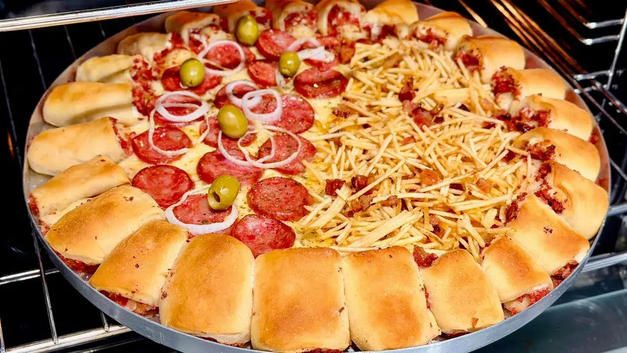 Pizza caseira fácil e deliciosa com massa fofinha e recheio caprichado