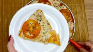 Pizza low carb de couve-flor crocante que surpreende no sabor