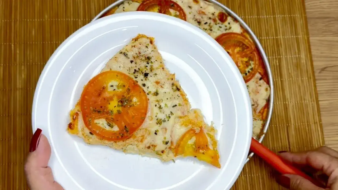 Pizza low carb de couve-flor crocante que surpreende no sabor