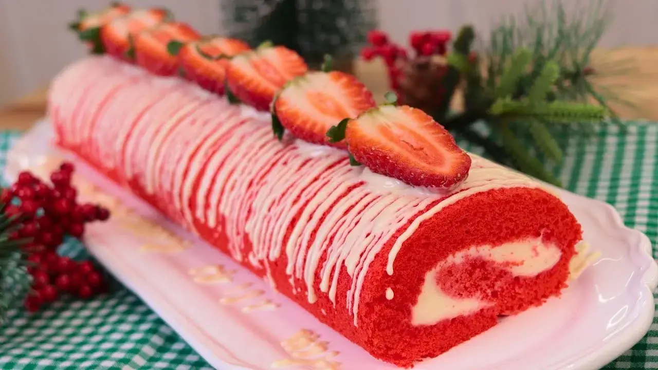 Rocambole Red Velvet Natalino com Recheio de Cream Cheese