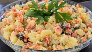 Salada de maionese cremosa com batata e cenoura que faz sucesso em qualquer almoço