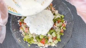 Salada que emagrece e desincha com molho de iogurte natural