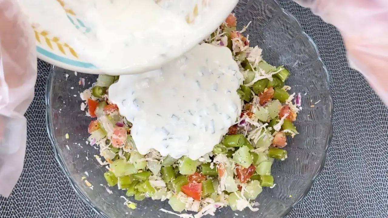 Salada que emagrece e desincha com molho de iogurte natural