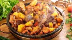 Vaca Atolada: Receita Mineira com Mandioca e Linguiça para um Sabor Incrível
