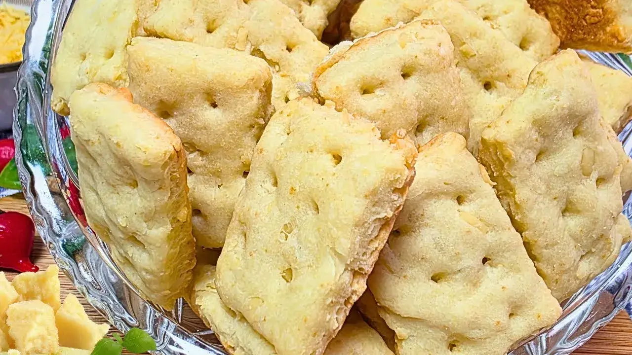 Bolachinha de Queijo Parmesão Crocante: Receita fácil que conquista na primeira mordida