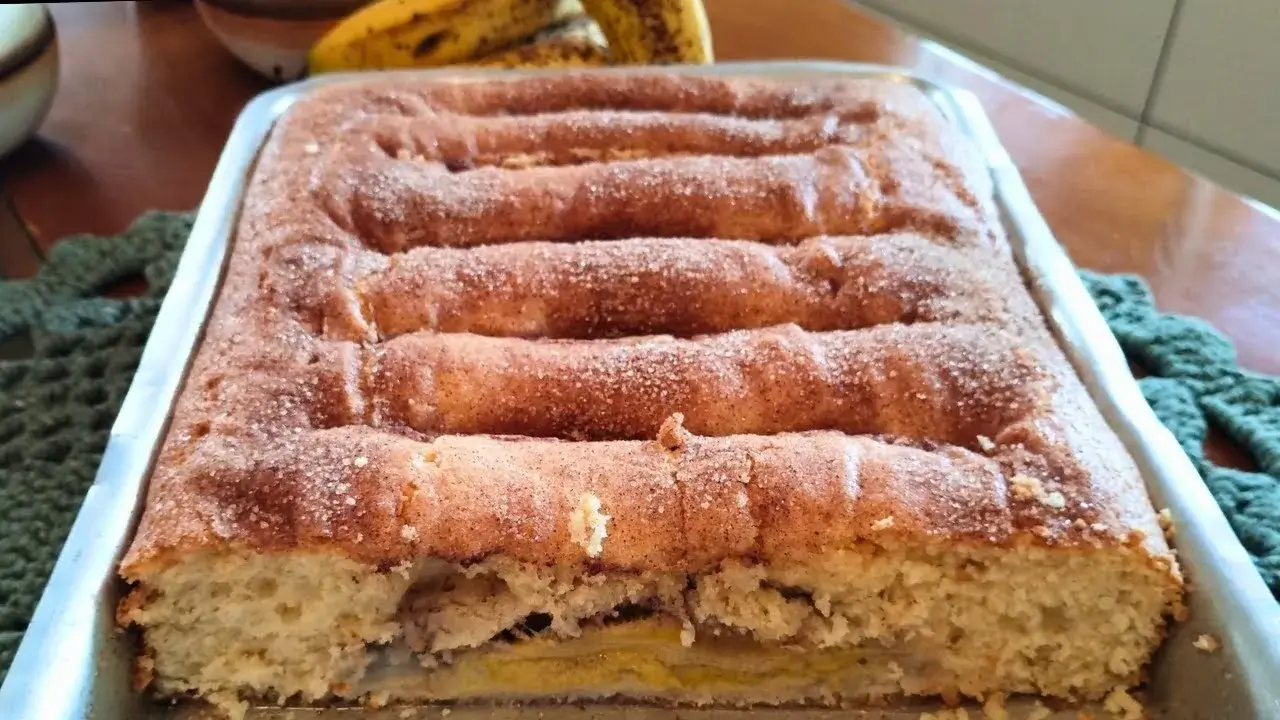 Bolo de Banana Crocante com Canela: Receita de bolo de banana fácil para o dia a dia