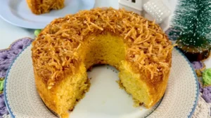 Bolo de milho cocada invertido com caramelo simples e úmido