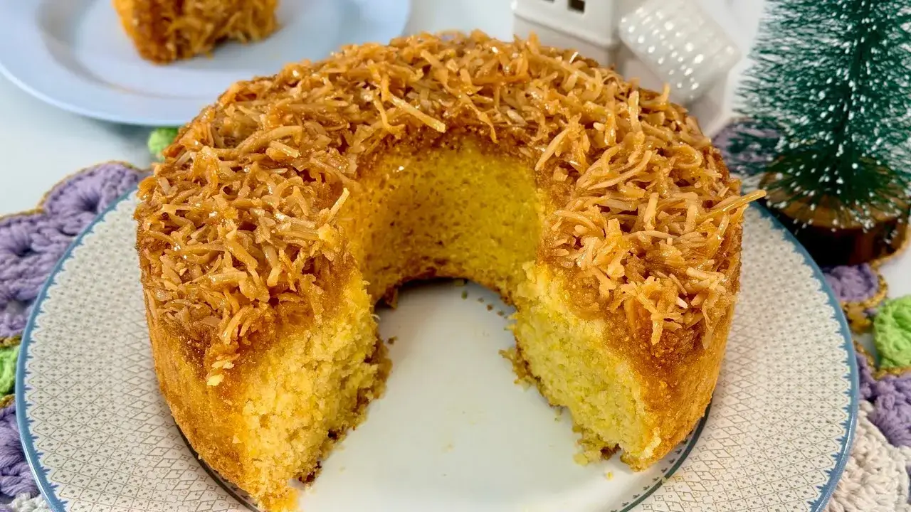 Bolo de milho cocada invertido com caramelo simples e úmido