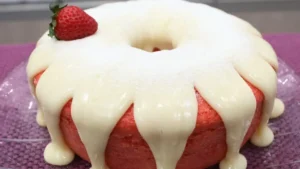 Bolo de morango com leite ninho: Um bolo fofinho que impressiona no corte