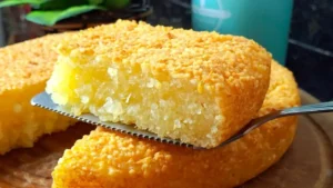 Bolo de tapioca granulada com coco salgado do Maranhão