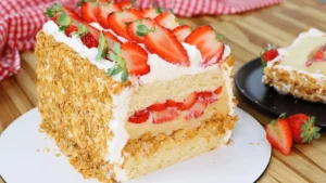 Bolo folhado com morangos e creme de leite condensado da confeitaria
