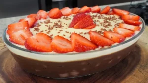 Bombom de Morango com Brigadeiro na Travessa Cremoso e Fácil