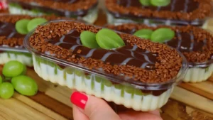 Bombom de Uva Aberto no Pote com Creme Branco e Ganache