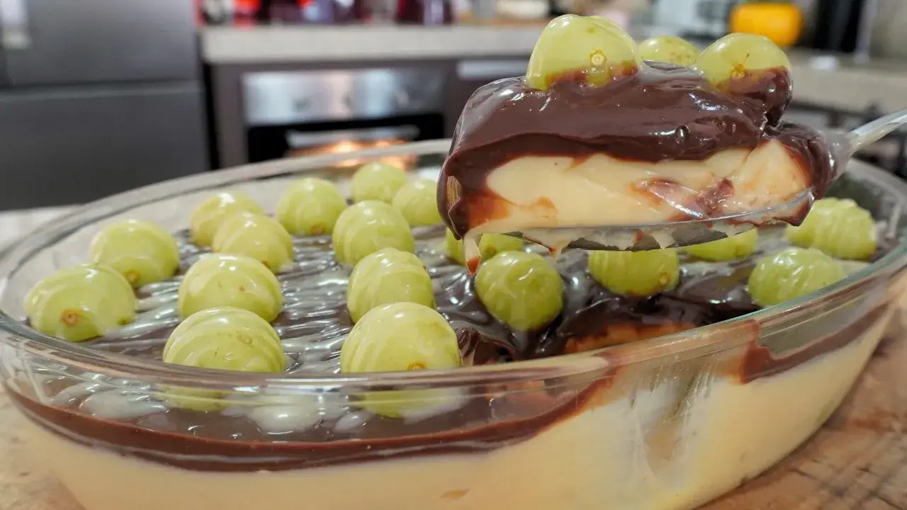Bombom de Uva na Travessa Cremoso com Ganache de Chocolate