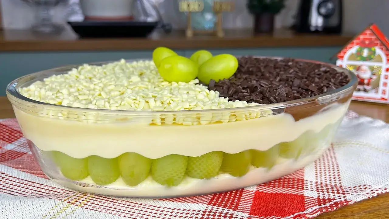 Bombom de uva na travessa com leite ninho e chocolate