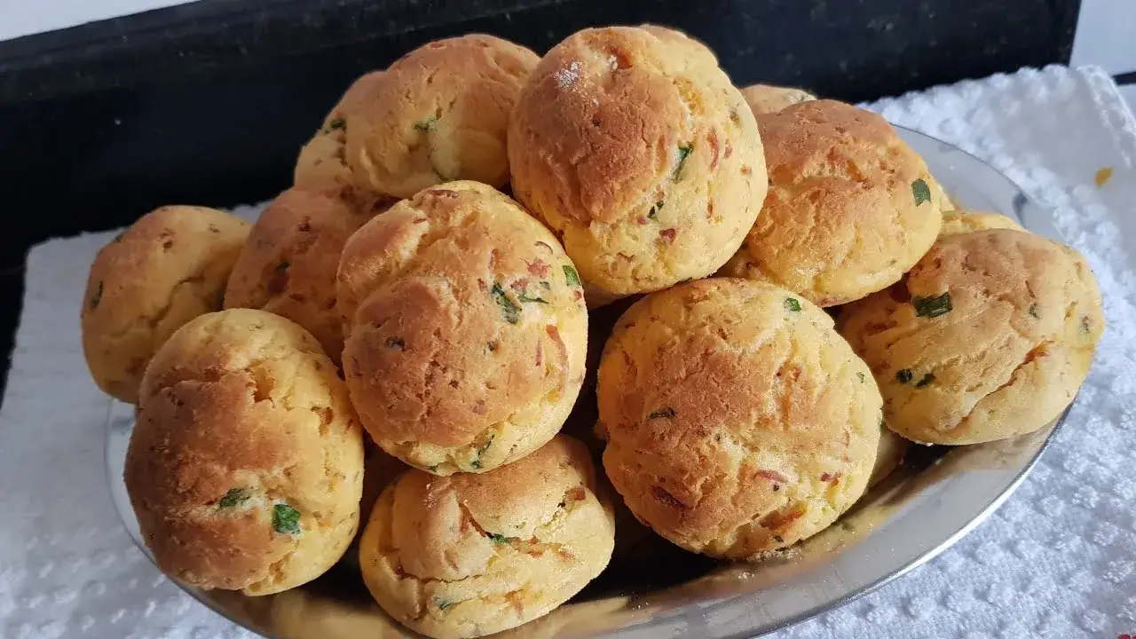 Broinha Temperada Caseira com Fubá e Calabresa