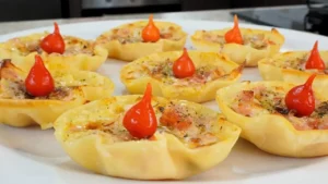 Cestinha de Massa de Pastel Recheada com Peito de Peru e Requeijão