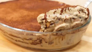 Cremosa por dentro e delicada no sabor: Sobremesa de café que lembra tiramisù